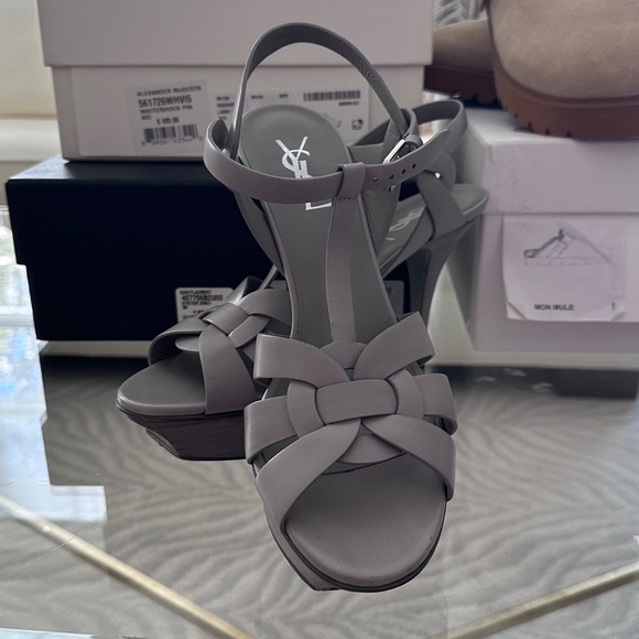 Excellent condition - worn once to dinner
Gorgeous and COMFORTABLE
Size 39 - Picture 6 of 6